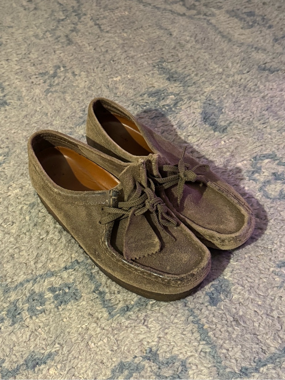 Classic Dark Gray Suede Clarks Wallabees (W 7.5) – Retro Taupe Brown Loafers